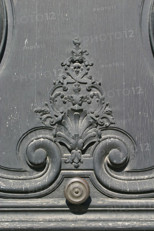 France, region picardie, oise, noyon, habitat, detail porte, decor sculpte, 
 rue de Paris,