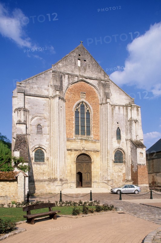France, region picardie, oise, village de saint germer de fly, eglise, edifice religieux, facade, parvis,