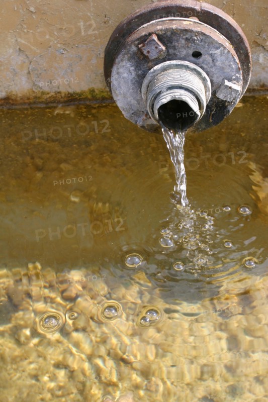 France, region picardie, oise, elincourt sainte marguerite, eau, environnement, ecologie, developpement durable, nature, source qui coule pres du lavoir reconstitue en 2003,