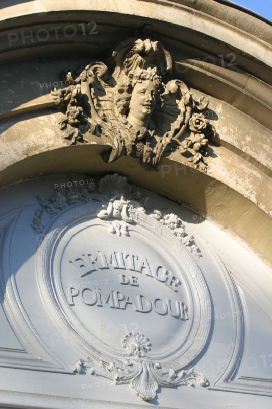 France, region ile de france, seine et marne, fontainebleau, ermitage de pompadour, detail porte, mascaron,