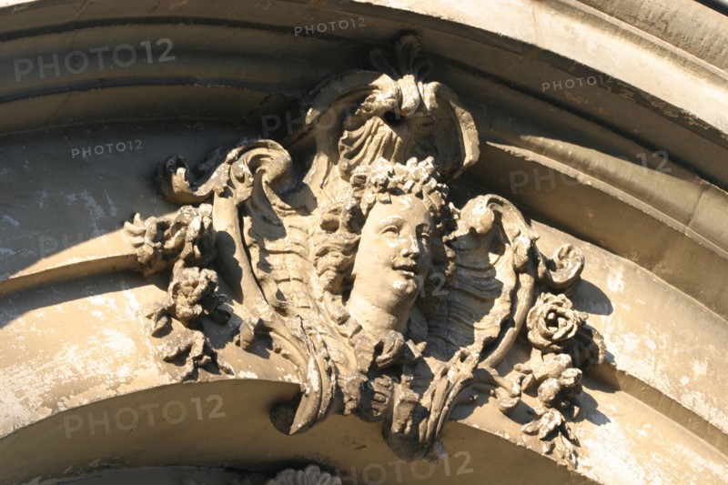 France, region ile de france, seine et marne, fontainebleau, ermitage de pompadour, detail porte, mascaron,