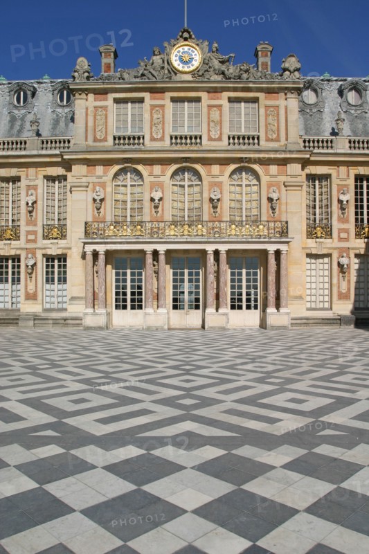 France, region ile de france, yvelines, versailles, cour, pavillon Louis XIII, brique et pierre, facade sur cour, paves, dallages, sol,