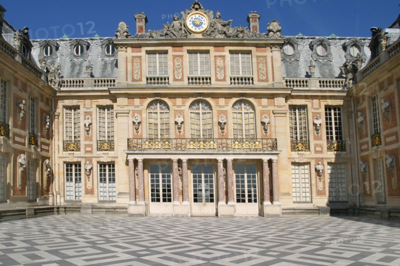 France, region ile de france, yvelines, versailles, cour, pavillon Louis XIII, brique et pierre, facade sur cour, paves, dallages, sol,