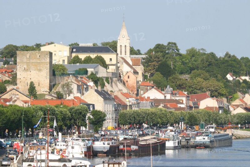 France, region ile de france, yvelines, conflans sainte honorine, seine, oise, peniche, cite des mariniers, quais, eglise, transport fluvial,