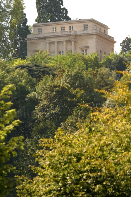 France, region ile de france, yvelines, louveciennes, pavillon de musique de madame du barry, architecte claude nicolas ledoux, classisisme, coteau, vegetation,