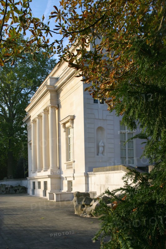 France, region ile de france, yvelines, louveciennes, pavillon de musique de madame du barry, architecte claude nicolas ledoux, classisisme, portique, colonnes, chapiteaux,