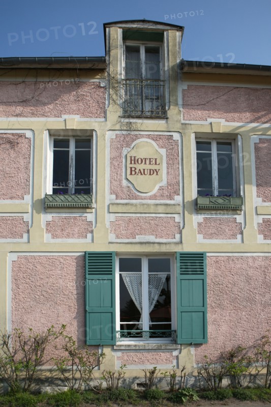 France, Haute Normandie, eure, vallee de la seine, giverny, ancien hotel baudy, restaurant, auberge, claude monet, impressionnistes, peinture, facade sur rue,