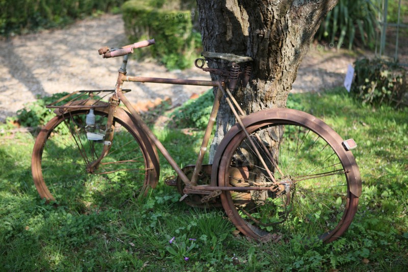 France, Haute Normandie, eure, vallee de la seine, giverny, ancien hotel baudy, restaurant, auberge, claude monet, jardin, fleurs, impressionnistes, peinture, velo rouille au pied d'un arbre,