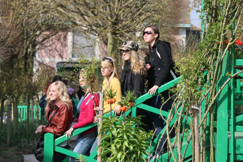 France, Haute Normandie, eure, vallee de la seine, giverny, maison de claude monet, jardin, fleurs, impressionnistes, peinture, touristes americain, groupe, ados, visiteurs, jeunes, photo de groupe,