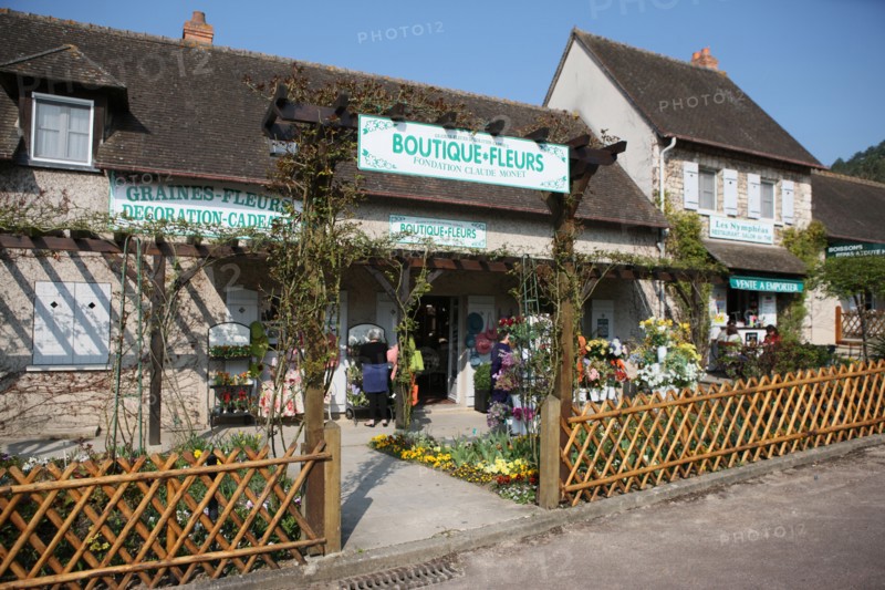 France, Haute Normandie, eure, vallee de la seine, giverny, boutiques face a la maison de claude monet, souvenirs, touristes, impressionnistes, peinture,