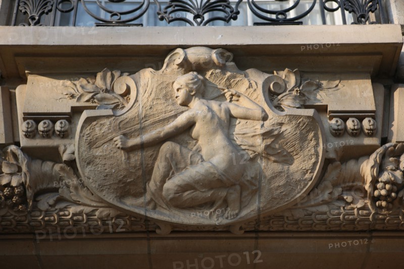 France, ile de france, paris 15e arrondissement, 20 boulevard du montparnasse, porte, entree, sculpture, archere, amazone, pierre, immeuble, decor, mascaron,