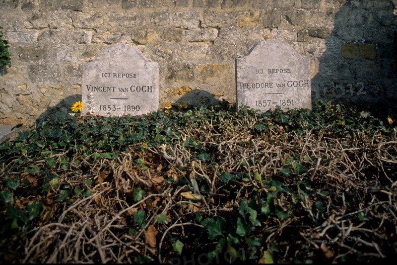 France, ile de france, val d'oise, auvers sur oise, cimetiere, tombe de vincent van gogh et theo van gogh, peintre, sepulture, fleur, tournesol,