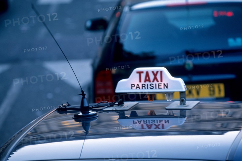 France, paris, transport, taxi parisien, nuit, station, panneau, voiture, reflet de la ville, file d'attente, antenne,