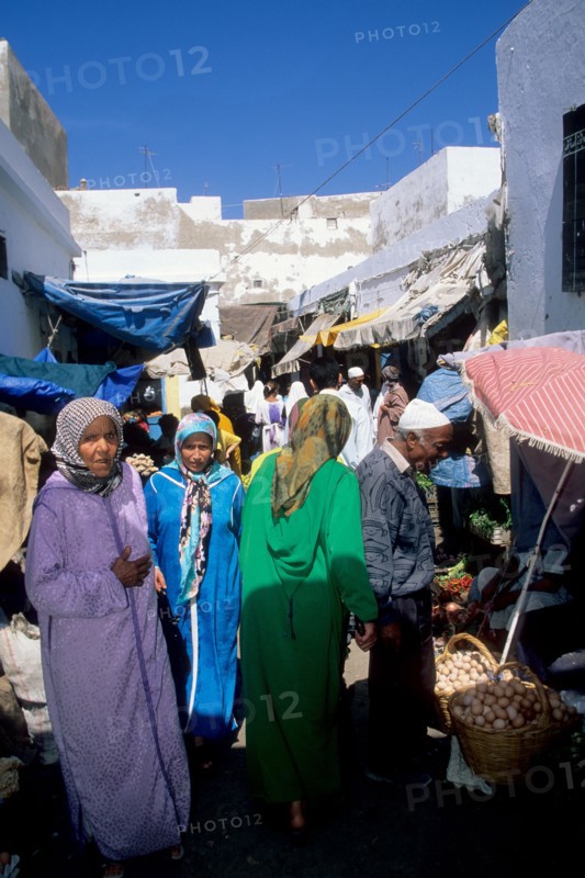 Maroc, essaouira, souk, commerce, minaret, tour, mosquee, islam, ruelle, passants, fortifications oeuvre de theodose cornut eleve de vauban,