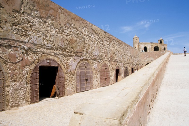 Maroc, essaouira, ocean atlantique, port de peche, barques, fortifications oeuvre de theodose cornut eleve de vauban, remparts, portes,