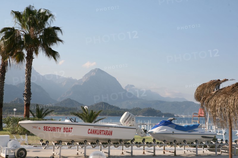 Turquie, sud d'antalya, kemer, riviera turque, station balneaire, debut de saison touristique, hotel, plage au pied des montagnes, preparation de la grande saison, piscine, transat, tourisme, vide de touristes, club, hotel club joy hydros beach, parasols,