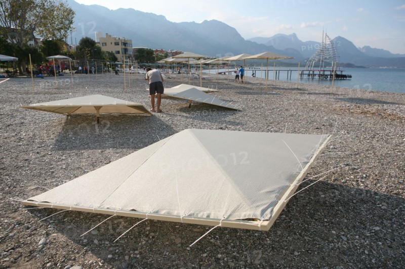 Turquie, sud d'antalya, kemer, riviera turque, station balneaire, debut de saison touristique, hotel, plage au pied des montagnes, preparation de la grande saison, hotel, parasols en cours de montage,