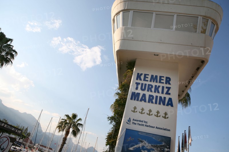 Turquie, sud d'antalya, kemer, riviera turque, station balneaire, debut de saison touristique, hotel, plage au pied des montagnes, preparation de la grande saison, port de plaisance, marina, yachts, vedettes,