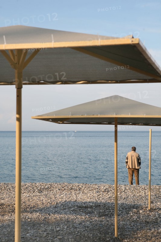 Turquie, sud d'antalya, kemer, riviera turque, station balneaire, debut de saison touristique, hotel, plage au pied des montagnes, preparation de la grande saison, hotel, parasols, marina, port, bateau, personnage,