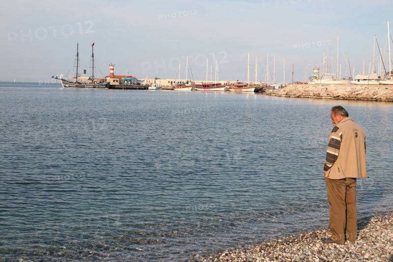 Turquie, sud d'antalya, kemer, riviera turque, station balneaire, debut de saison touristique, hotel, plage au pied des montagnes, preparation de la grande saison, hotel, parasols, marina, port, bateau, personnage,