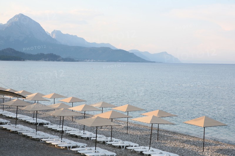 Turquie, sud d'antalya, kemer, riviera turque, station balneaire, debut de saison touristique, hotel, plage au pied des montagnes, preparation de la grande saison, piscine, transat, tourisme, vide de touristes, club, hotel, parasols,