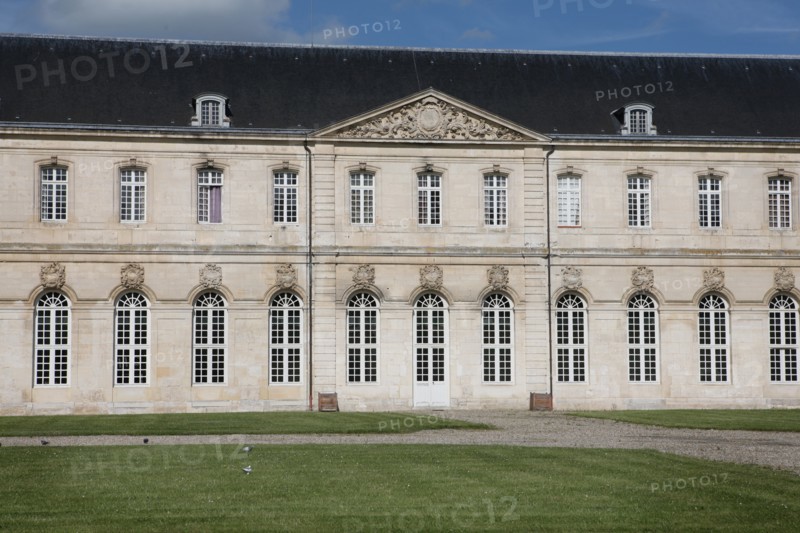 France, Haute Normandie, eure, le bec hellouin, abbaye, batiments conventuels, pierre, pelouse, plus beaux villages de france,