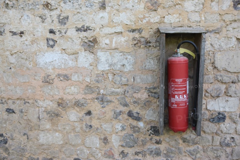France, Haute Normandie, eure, le bec hellouin, abbaye, detail, pierre, plus beaux villages de france, extincteur d'incendie, mur,