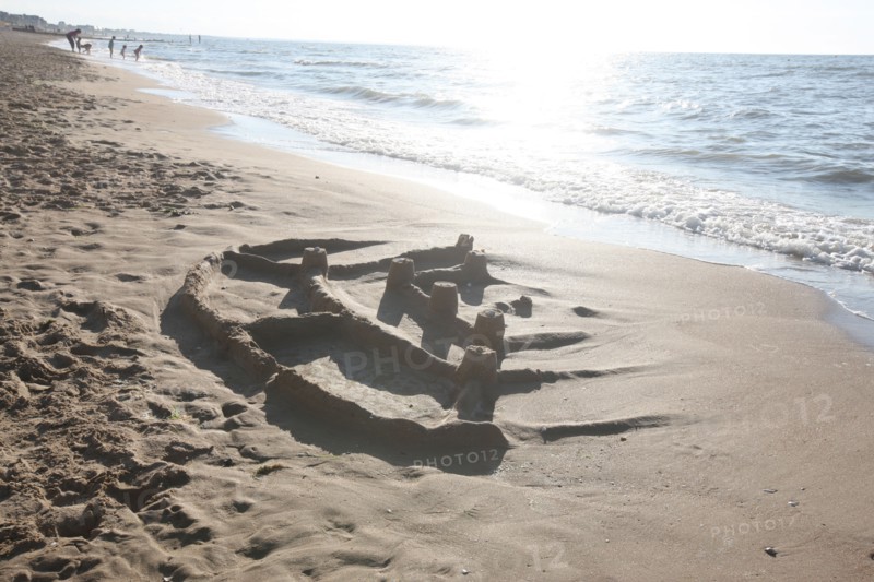 France, Basse Normandie, calvados, cote fleurie, cabourg, plage, plage, chateau de sable, jeu d'enfants, vagues, maree montante,