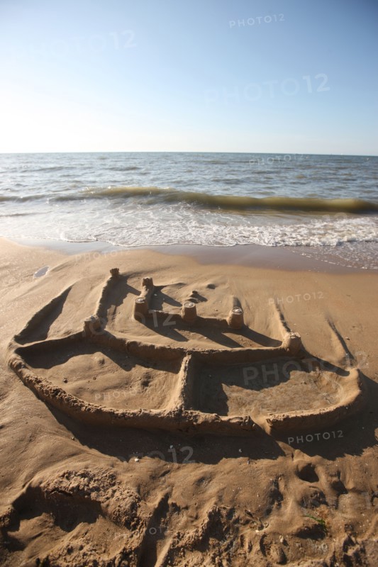 France, Basse Normandie, calvados, cote fleurie, cabourg, plage, plage, chateau de sable, jeu d'enfants, vagues, maree montante,