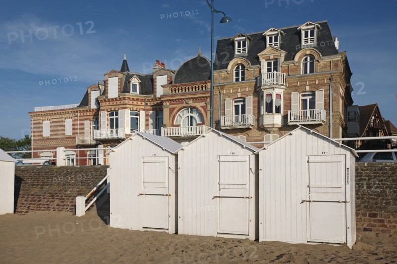 France, Basse Normandie, calvados, cote fleurie, villers sur mer, plage, villas belle epoque, architecture balneaire, front de mer, cabines de plage,