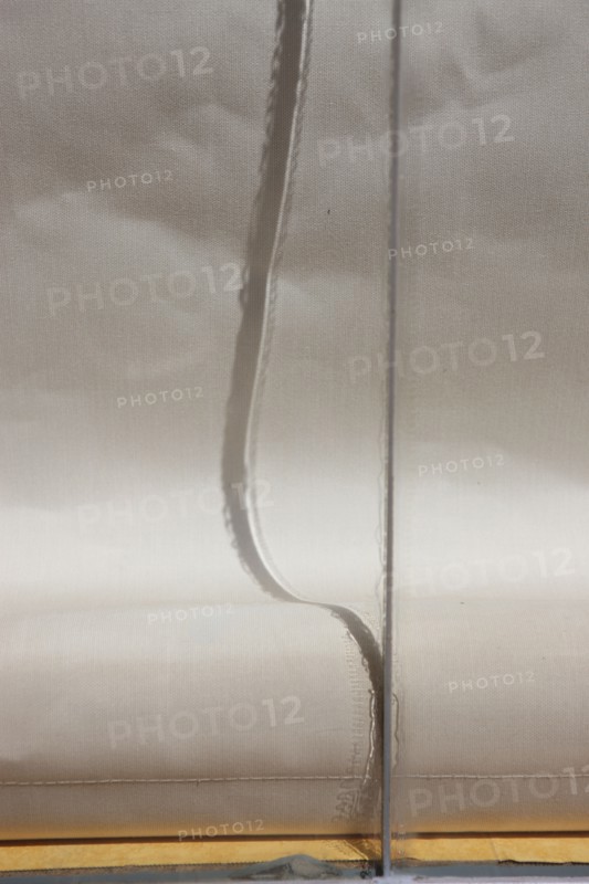 France, Basse Normandie, calvados, cote fleurie, houlgate, bord de mer, plage, detail reflet d'une vitre et rideau,