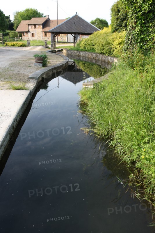 France, Basse Normandie, calvados, pays d'auge, cambremer, route du cidre, village, place, lavoir, chemin, ruisseau,