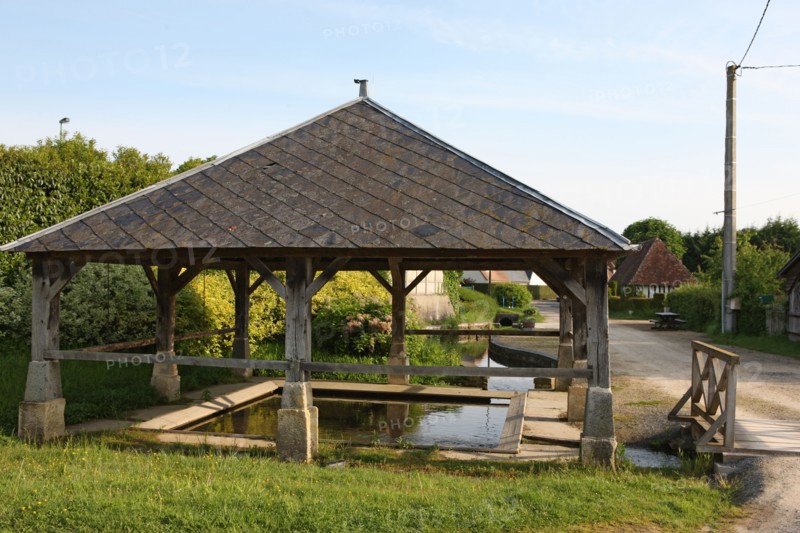 France, Basse Normandie, calvados, pays d'auge, cambremer, route du cidre, village, place, lavoir, chemin,