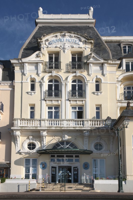 France, Basse Normandie, calvados, cote fleurie, cabourg, plage, villas belle epoque, architecture balneaire, front de mer, grand hotel,