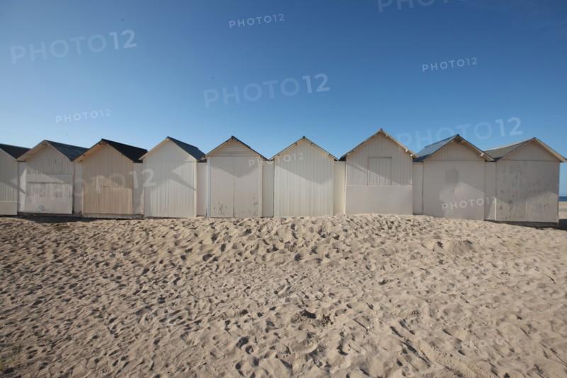 France, Basse Normandie, calvados, plages du debarquement, ouistreham riva bella, plage, sable, cabines de bains, dunes,