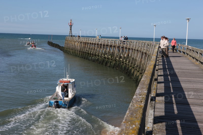France, Basse Normandie, calvados, plages du debarquement, courseulles sur mer, sortie en mer, jetee, bateaux, pecheurs, bateaux, plaisance, maree montante,