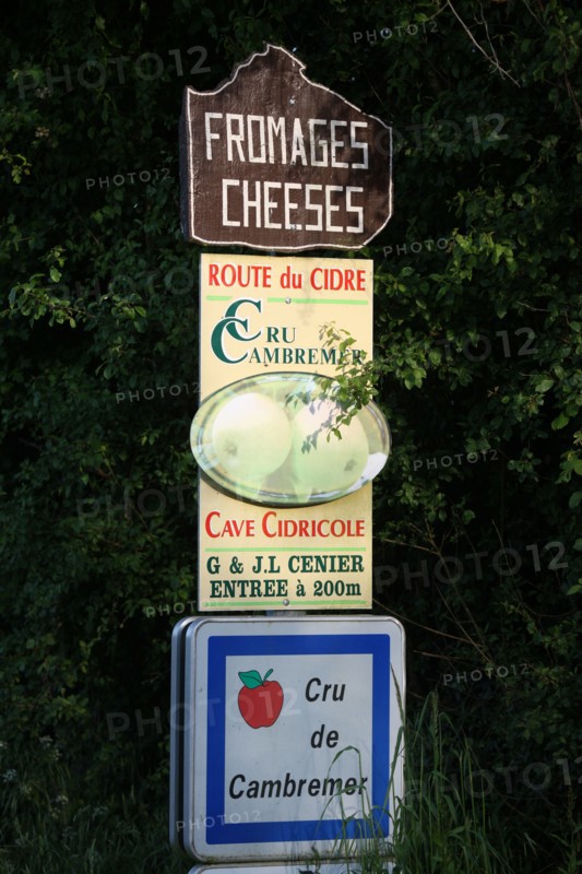 France, Basse Normandie, calvados, pays d'auge, cru de cambremer, route du cidre, repentigny, panneau, cheese, vente de fromage,