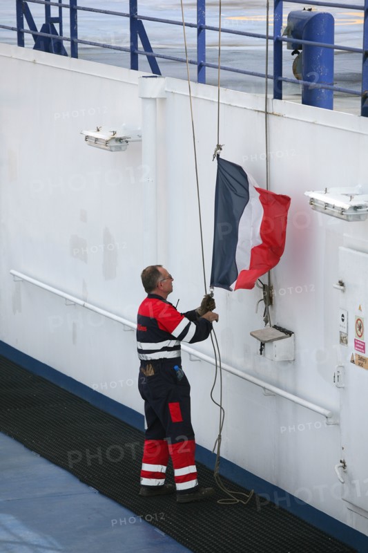 France, Haute Normandie / angleterre, seine maritime, le havre / portsmouth, traversee trans manche, a bord du ferry boat, norman voyager, navigation, en rade du havre, hissage du pavillon francais, drapeau,