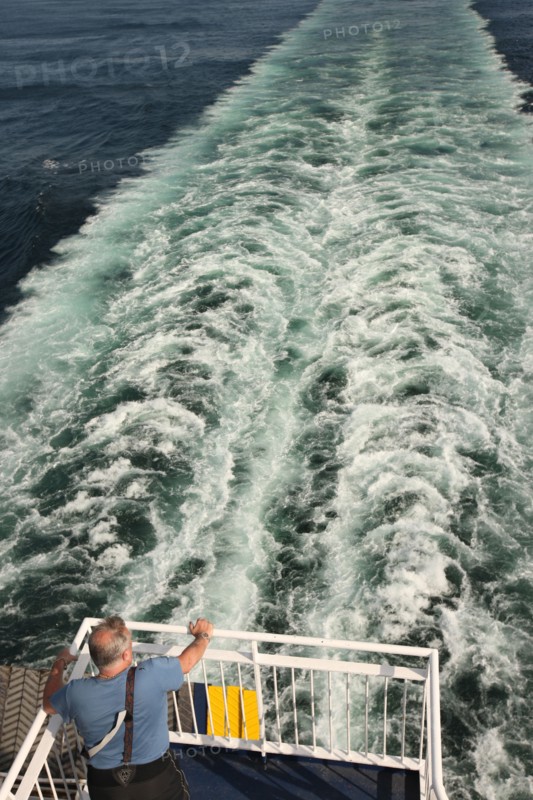 France, Haute Normandie / angleterre, seine maritime, le havre / portsmouth, traversee trans manche, a bord du ferry boat, norman voyager, navigation, mer, passager regardant le sillage,