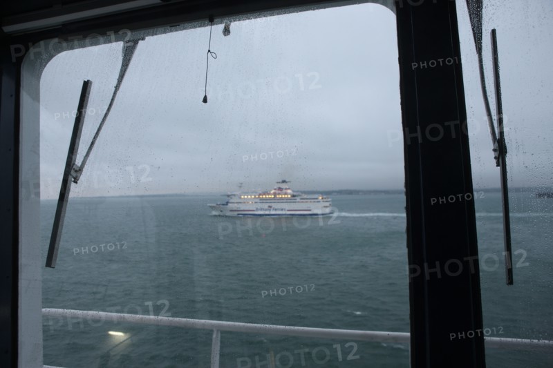 France, Haute Normandie / angleterre, seine maritime, le havre / portsmouth, traversee trans manche, a bord du ferry boat, norman voyager, navigation, mer, mauvais temps, a l'approche de portsmouth, navire de la brittany ferries en vue,