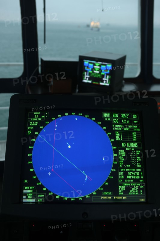 France, Haute Normandie / angleterre, seine maritime, le havre / portsmouth, traversee trans manche, a bord du ferry boat, norman voyager, navigation, mer, mauvais temps, a l'approche de portsmouth, officiers a la passerelle, ecran radar,