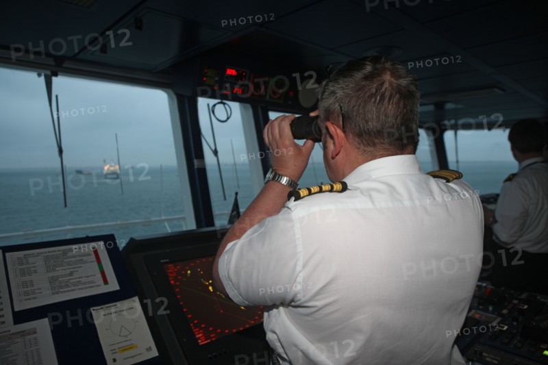 France, Haute Normandie / angleterre, seine maritime, le havre / portsmouth, traversee trans manche, a bord du ferry boat, norman voyager, navigation, mer, mauvais temps, a l'approche de portsmouth, officiers a la passerelle,