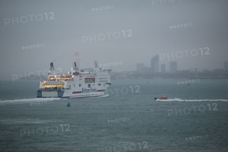 France, Haute Normandie / angleterre, seine maritime, le havre / portsmouth, traversee trans manche, a bord du ferry boat, norman voyager, navigation, mer, mauvais temps, a l'approche de portsmouth, navire Mont-Saint-Michel de la brittany ferries,