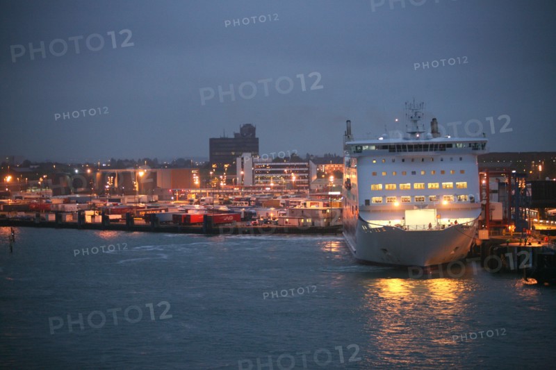France, Haute Normandie / angleterre, seine maritime, le havre / portsmouth, traversee trans manche, a bord du ferry boat, norman voyager, navigation, mer, nuit, accostage a portsmouth, navire Mont-Saint-Michel de brittany ferries,
