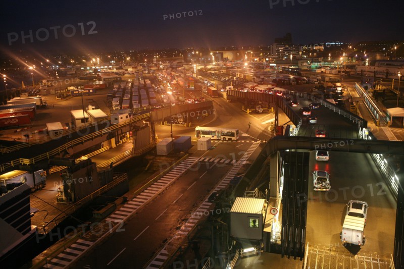 France, Haute Normandie / angleterre, seine maritime, le havre / portsmouth, traversee trans manche, a bord du ferry boat, norman voyager, navigation, nuit, debarquement des vehicules a portsmouth,