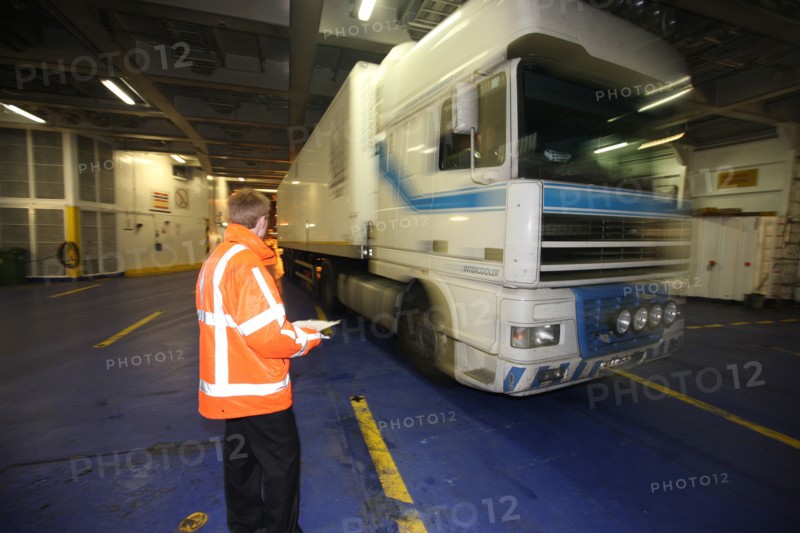 France, Haute Normandie / angleterre, seine maritime, le havre / portsmouth, traversee trans manche, a bord du ferry boat, norman voyager, navigation, nuit, chargement des vehicules a portsmouth,
