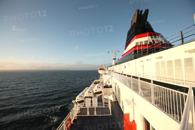 France, Haute Normandie / angleterre, seine maritime, le havre / portsmouth, traversee trans manche, a bord du ferry boat, norman voyager, navigation en mer, au petit matin, cap de la heve en vue,