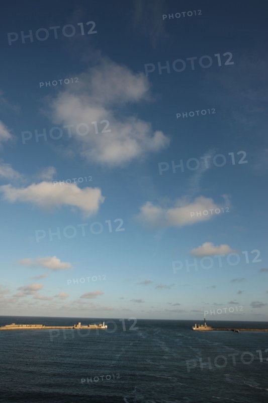 France, Haute Normandie / angleterre, seine maritime, le havre / portsmouth, traversee trans manche, a bord du ferry boat, norman voyager, navigation, mer, au petit matin, accostage au port du havre, rade,