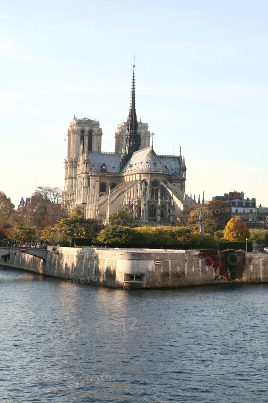 paris 4e -ile de la cite - chevet de notre dame vu depuis le pont de la tournelle
