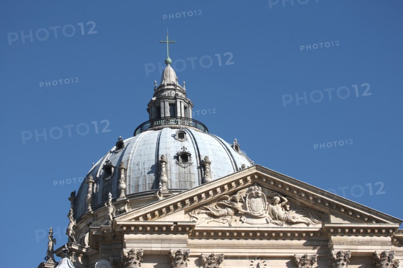 France, ile de france, paris 5e arrondissement, eglise notre dame du val de grace, place alphonse laveran, rue saint jacques, facade sur cour, fronton, dome, coupole,